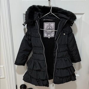 NWOT Le Chic Mid Navy/Black Girls Hooded Puffer Coat with Ruffles Sz 110(5/6)